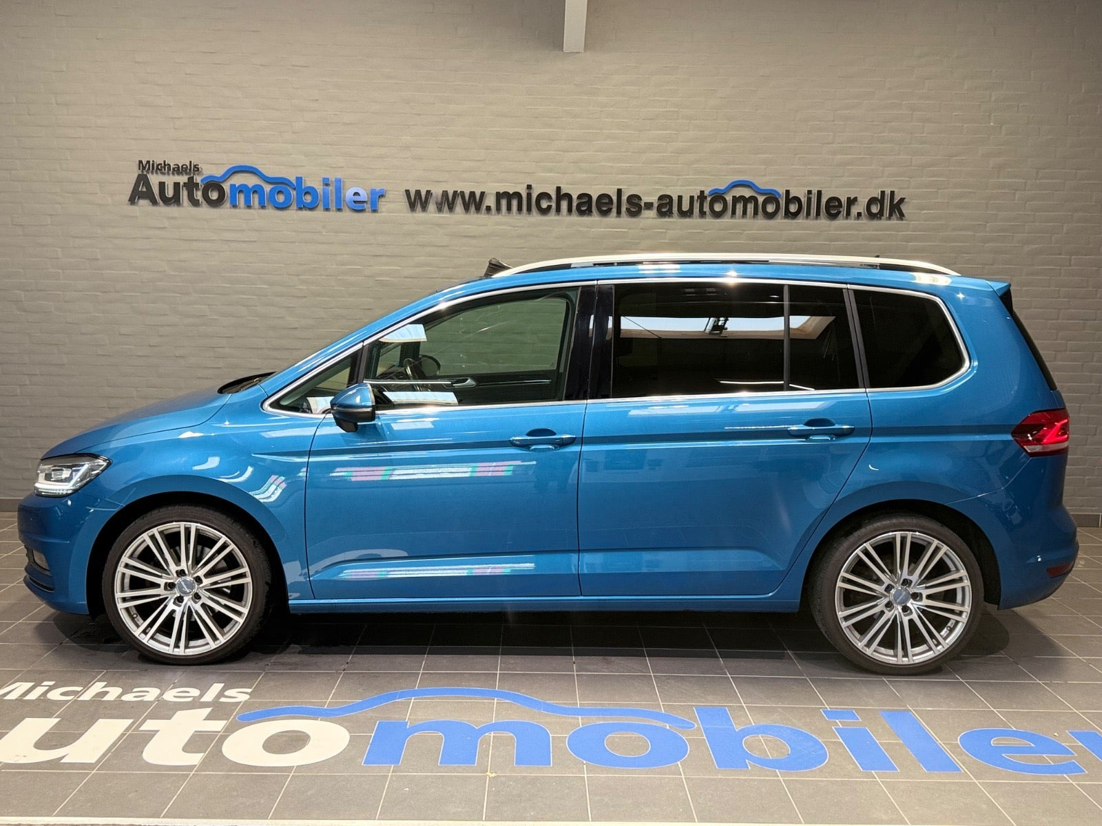 Blå VW Touran fra 2019