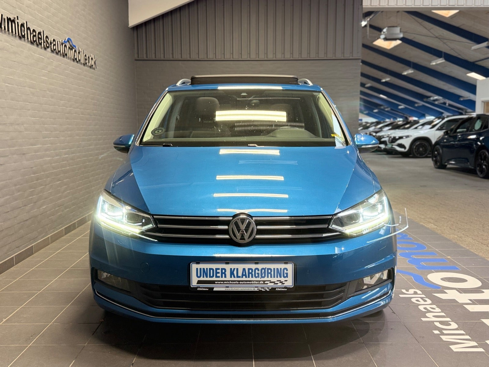 Blå VW Touran fra 2019