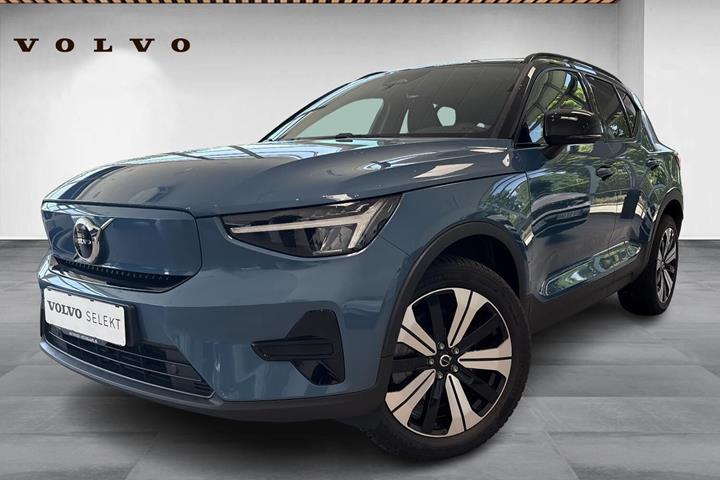 Blå Volvo XC40 fra 2023 set udefra