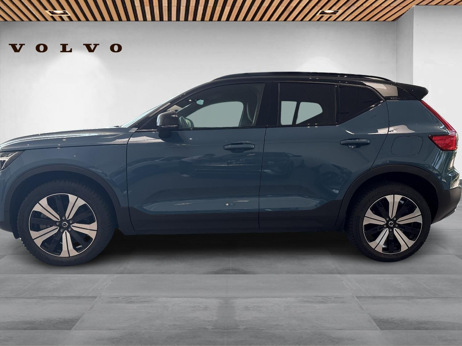 Blå Volvo XC40 fra 2023