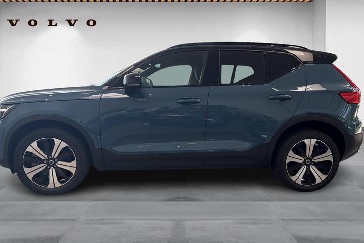 Blå Volvo XC40 fra 2023