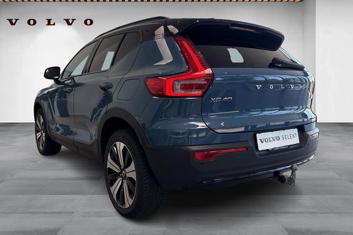 Blå Volvo XC40 fra 2023