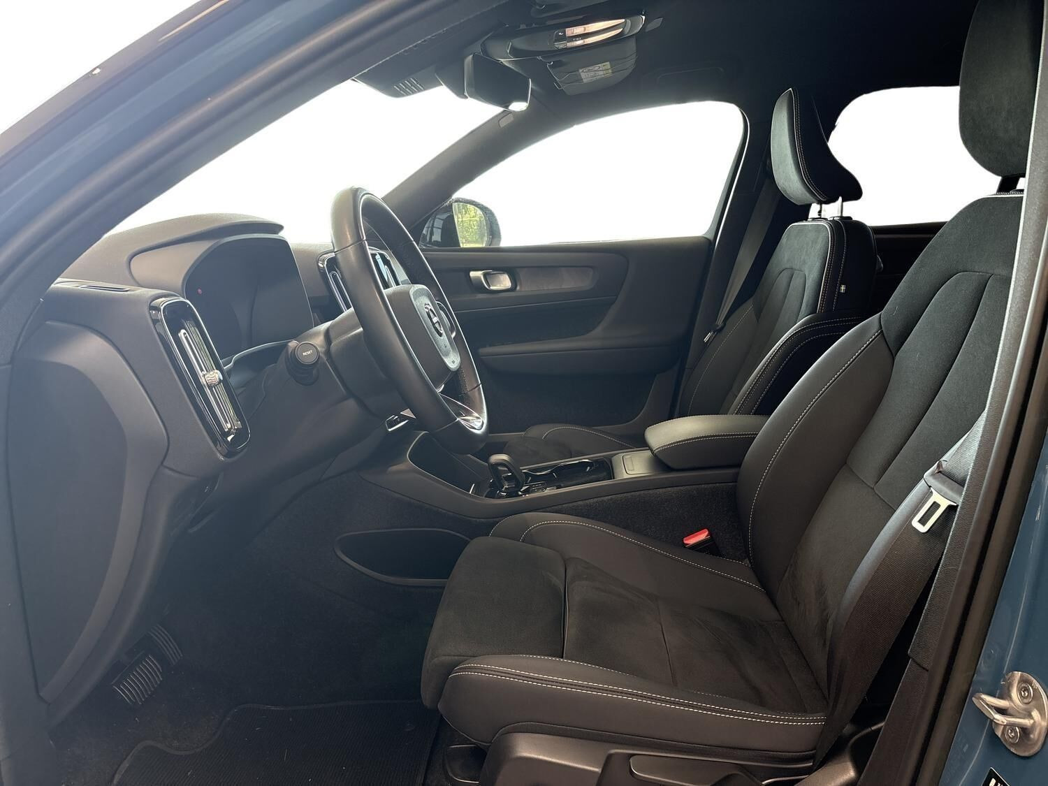 Blå Volvo XC40 fra 2023