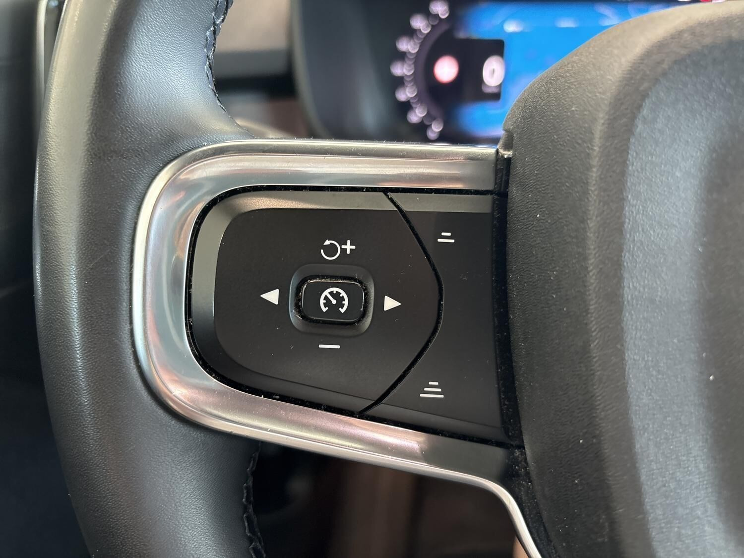 Blå Volvo XC40 fra 2023