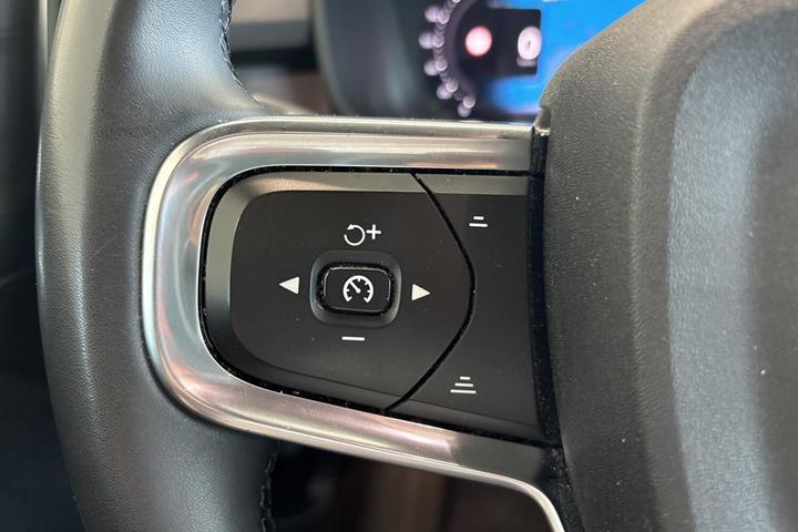 Blå Volvo XC40 fra 2023
