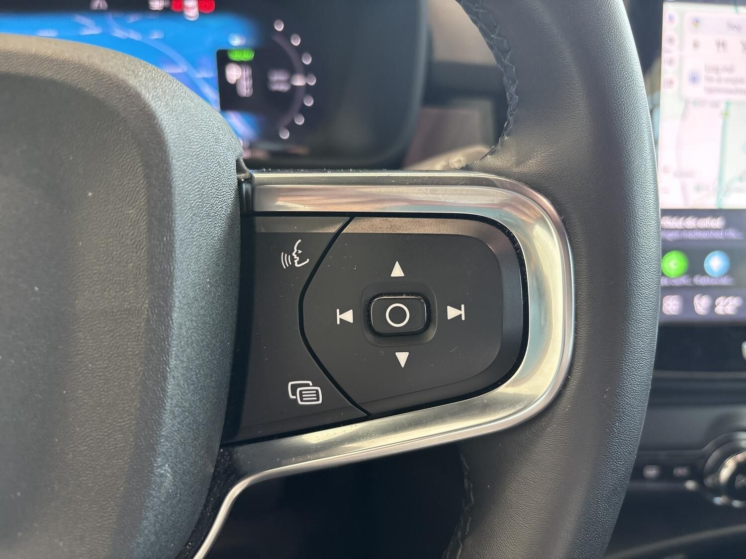 Blå Volvo XC40 fra 2023
