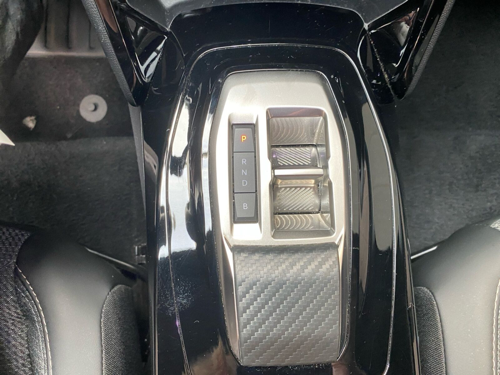 Grå Peugeot e-2008 fra 2025