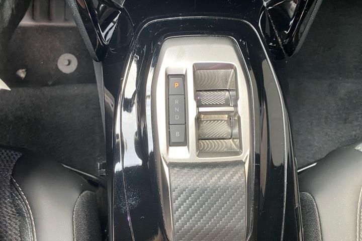 Grå Peugeot e-2008 fra 2025