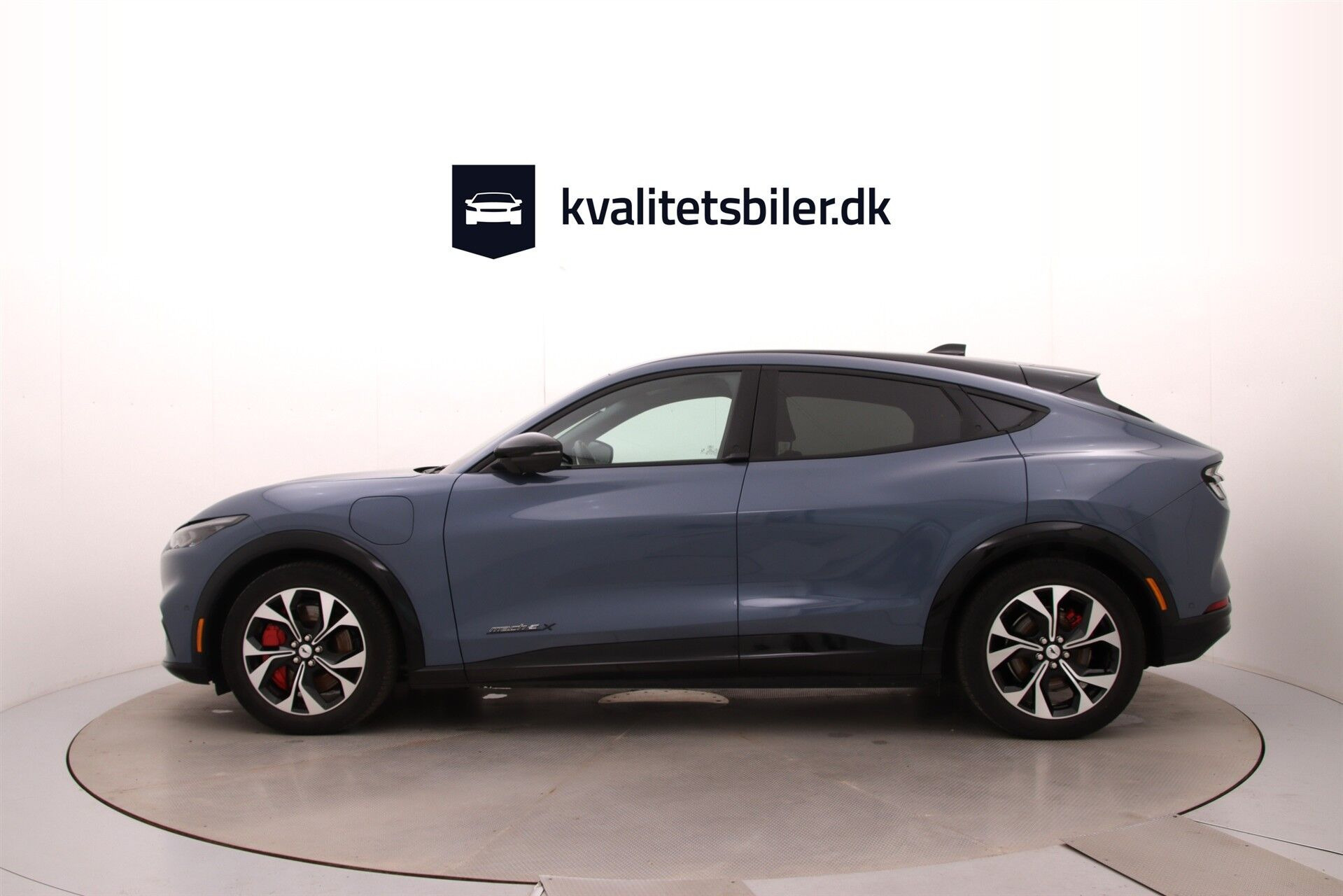 Blå Ford Mustang Mach-E fra 2024