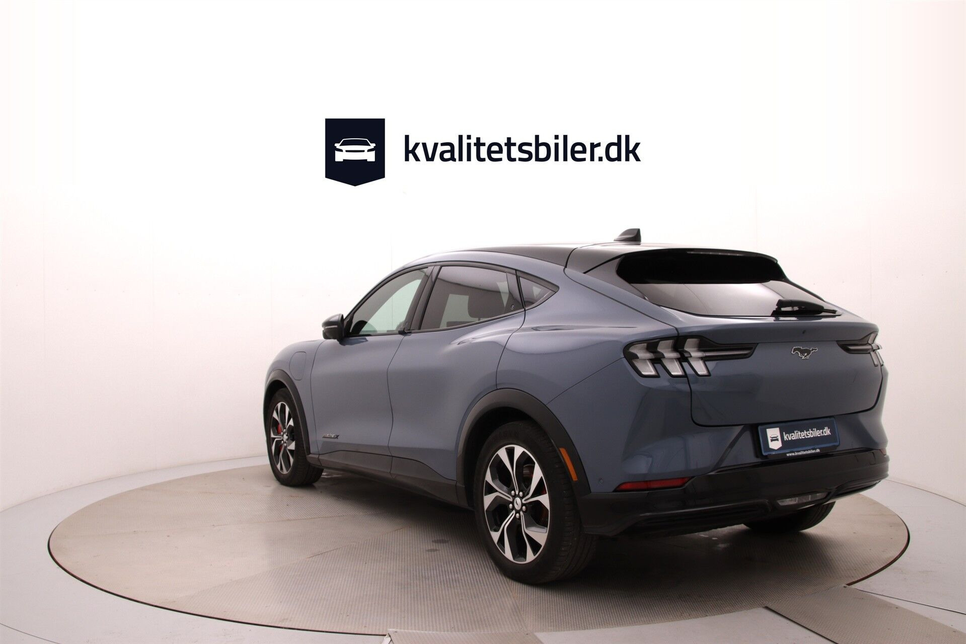 Blå Ford Mustang Mach-E fra 2024
