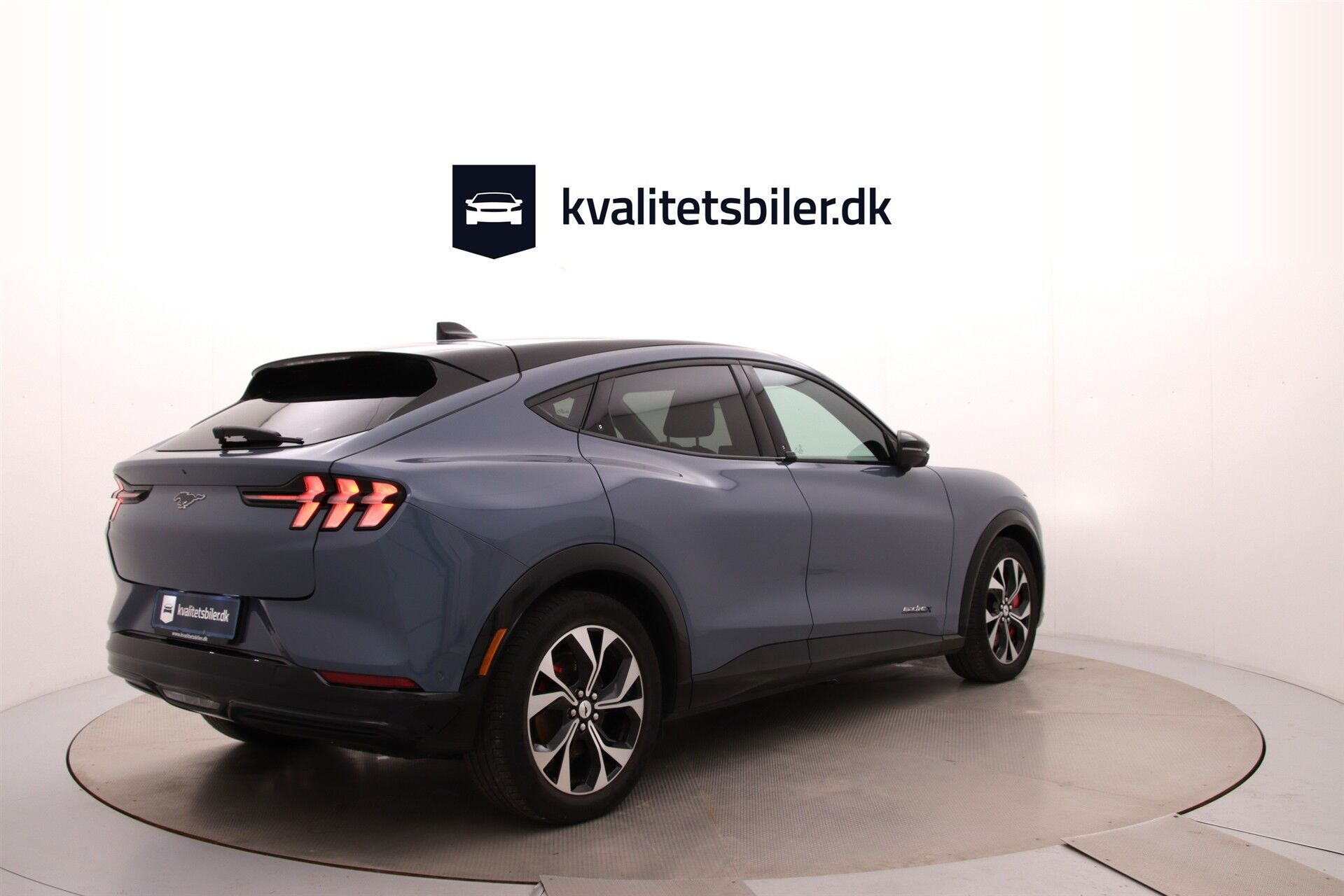 Blå Ford Mustang Mach-E fra 2024