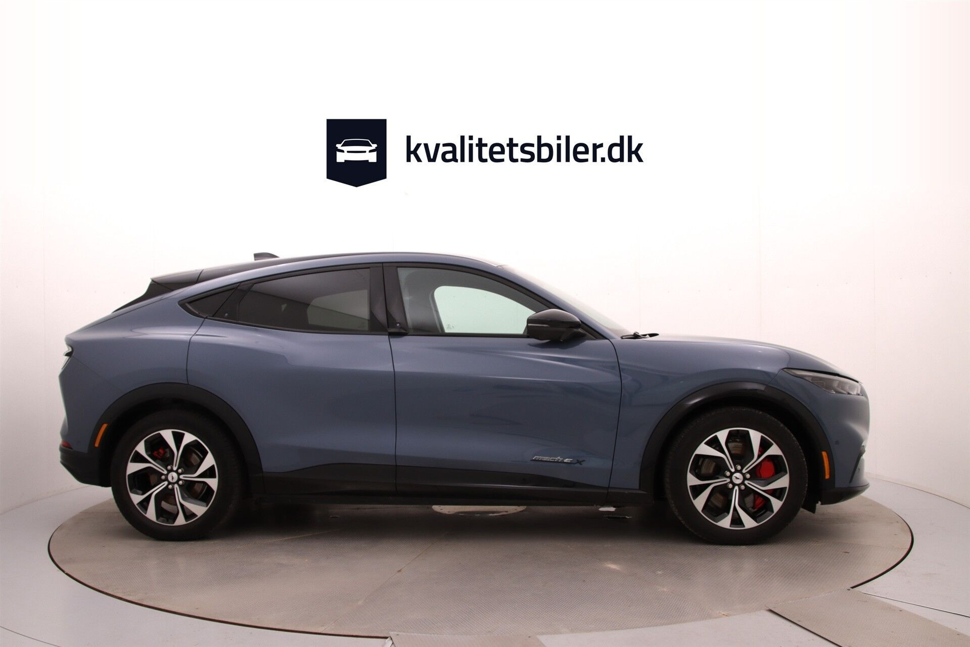 Blå Ford Mustang Mach-E fra 2024