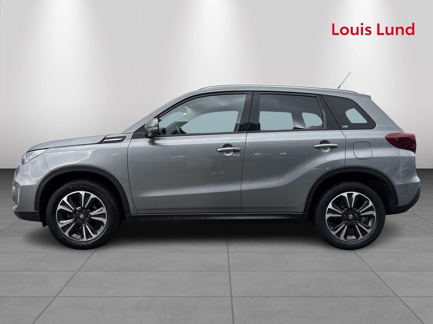 Grå Suzuki Vitara fra 2021