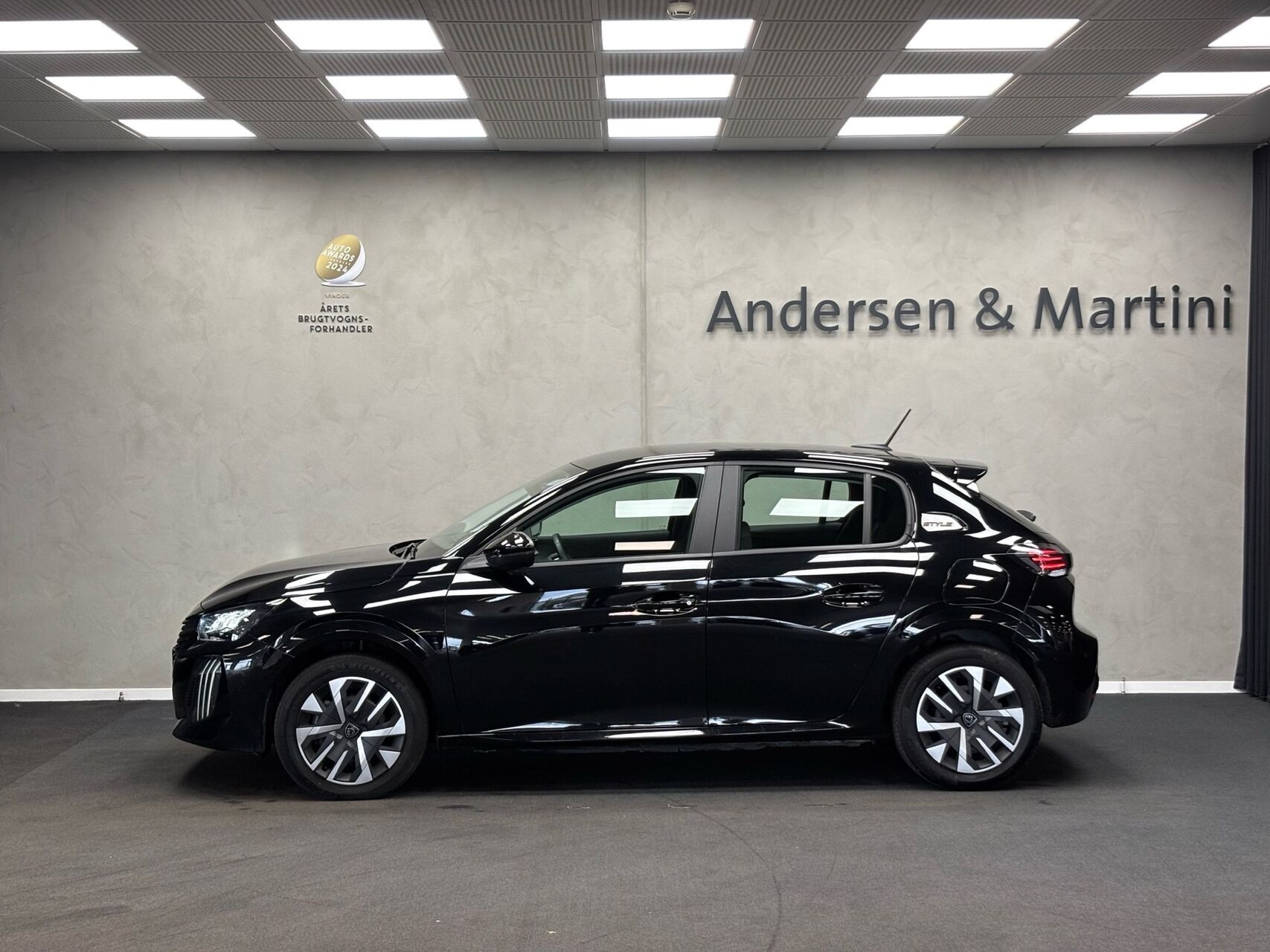 Sort Peugeot e-208 fra 2025