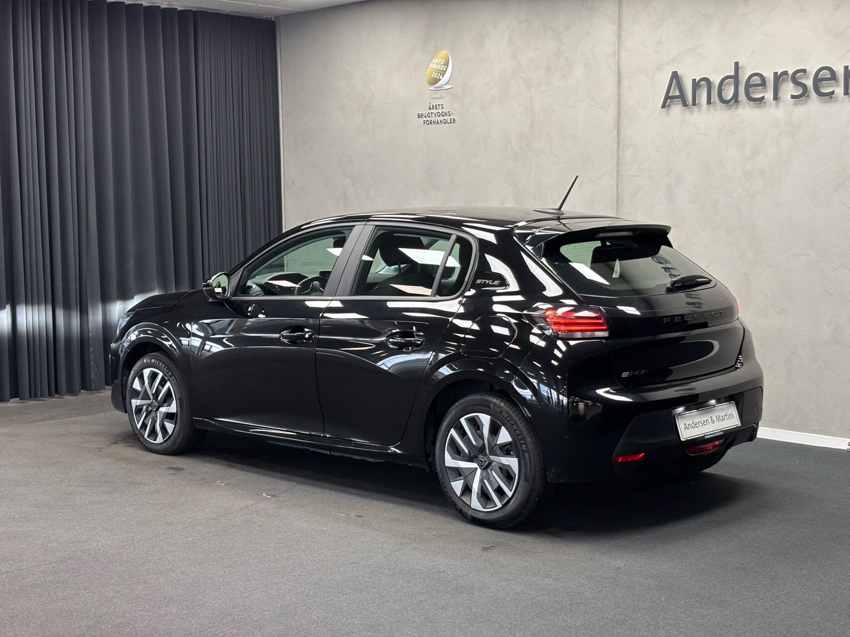 Sort Peugeot e-208 fra 2025
