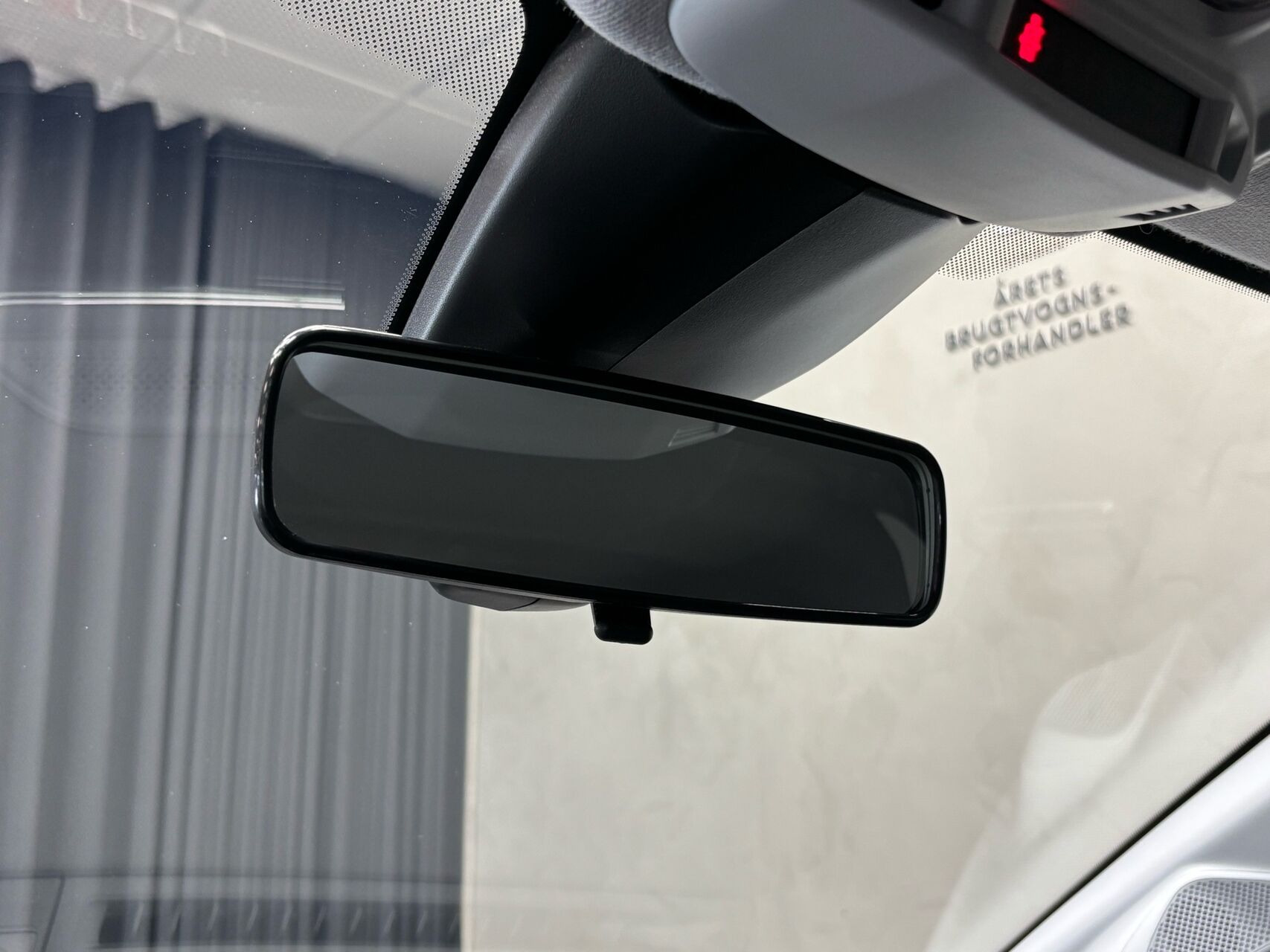 Sort Peugeot e-208 fra 2025