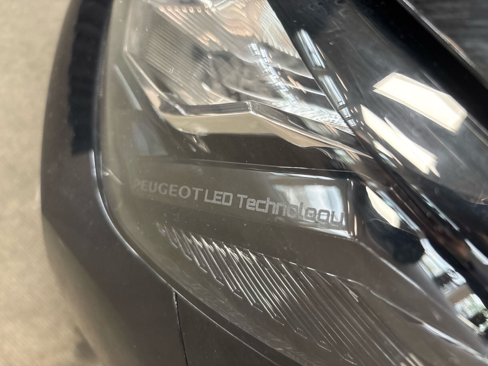 Sort Peugeot e-208 fra 2025