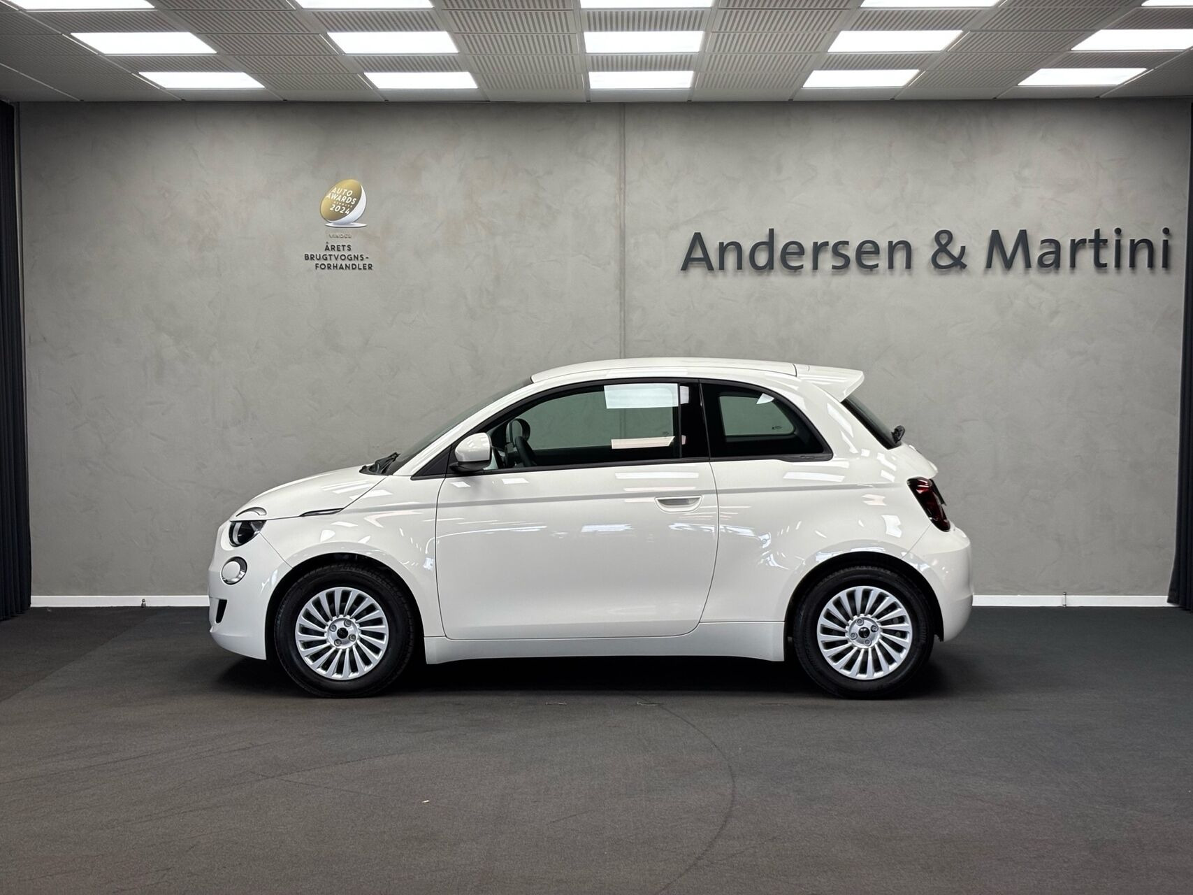 Hvid Fiat 500e fra 2023