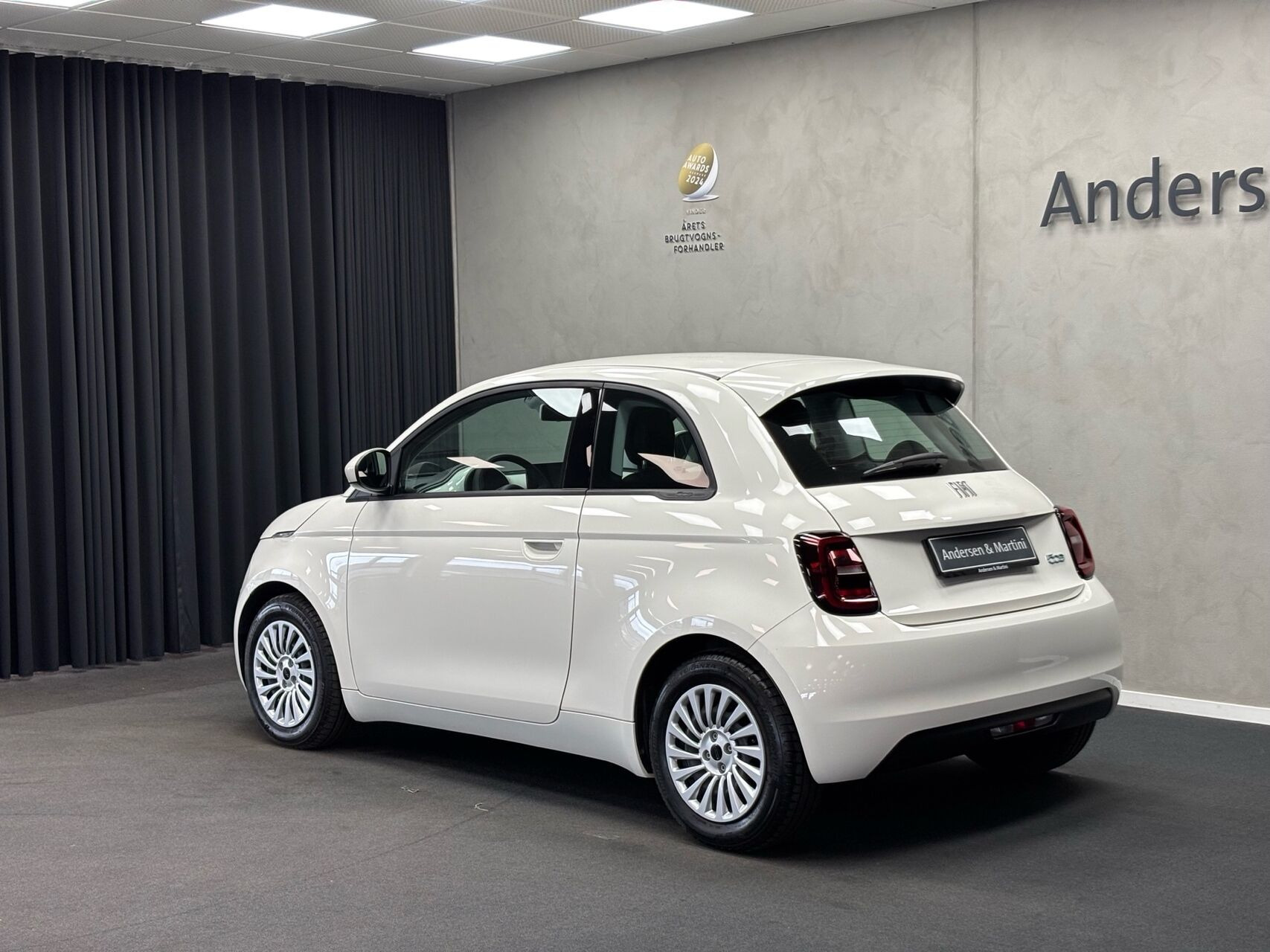 Hvid Fiat 500e fra 2023