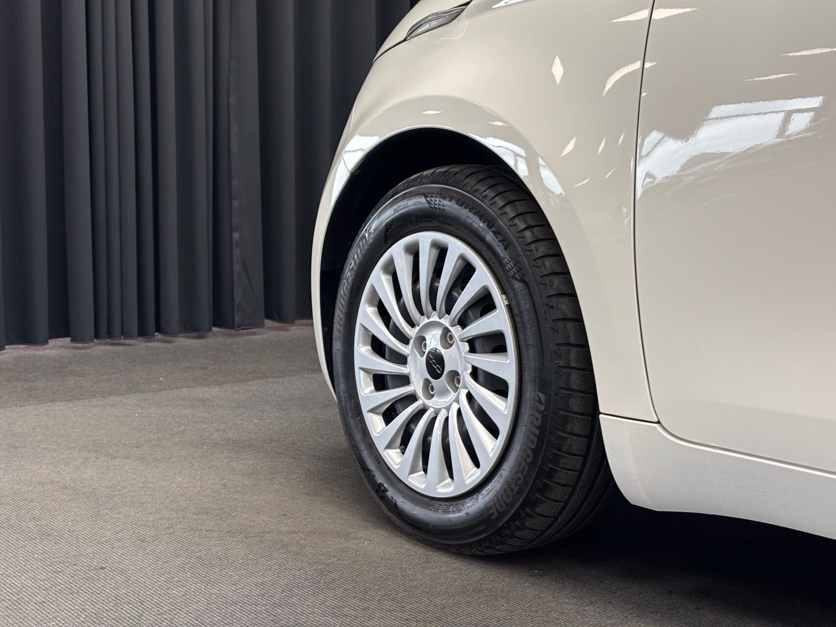 Hvid Fiat 500e fra 2023