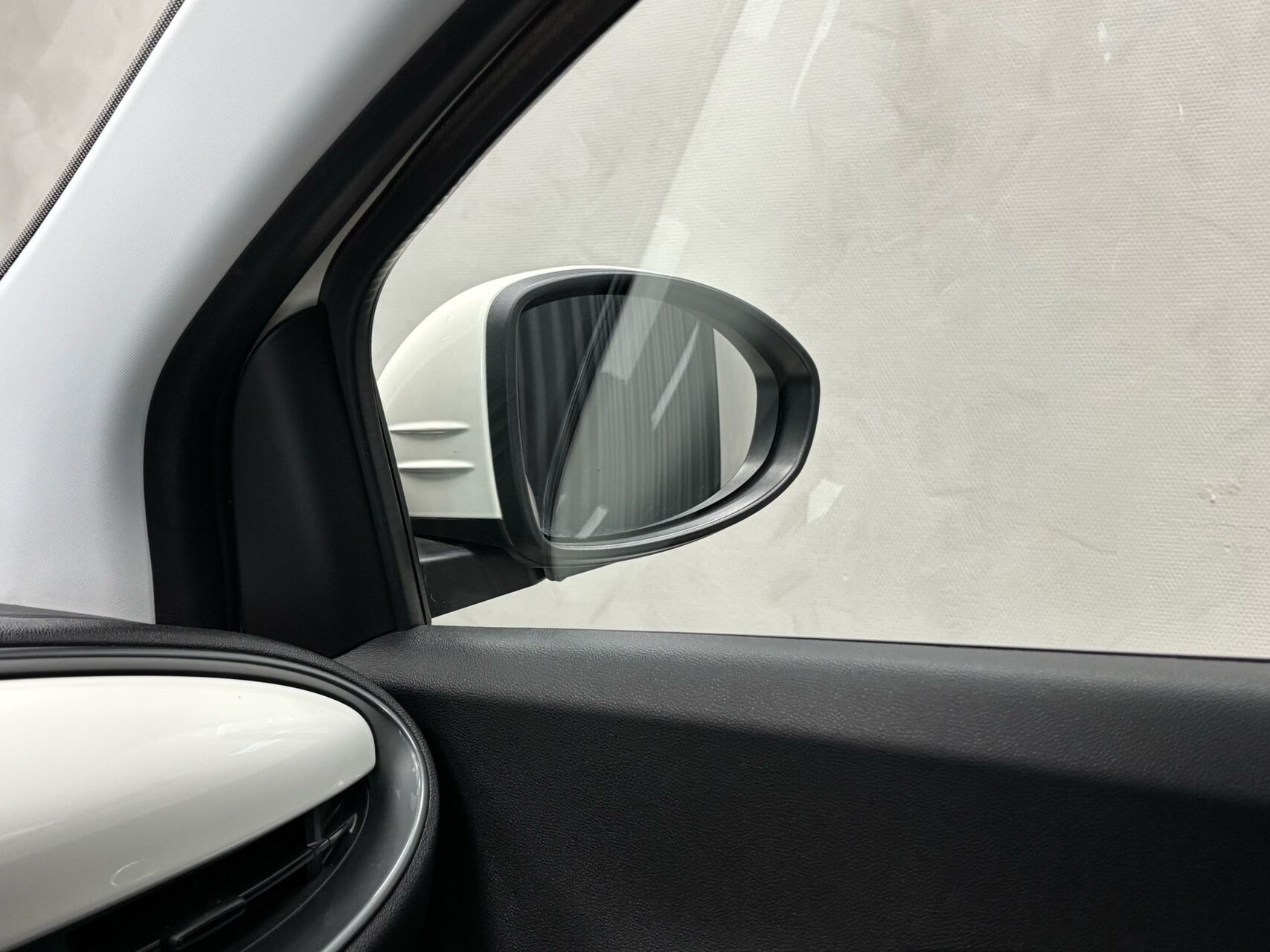 Hvid Fiat 500e fra 2023