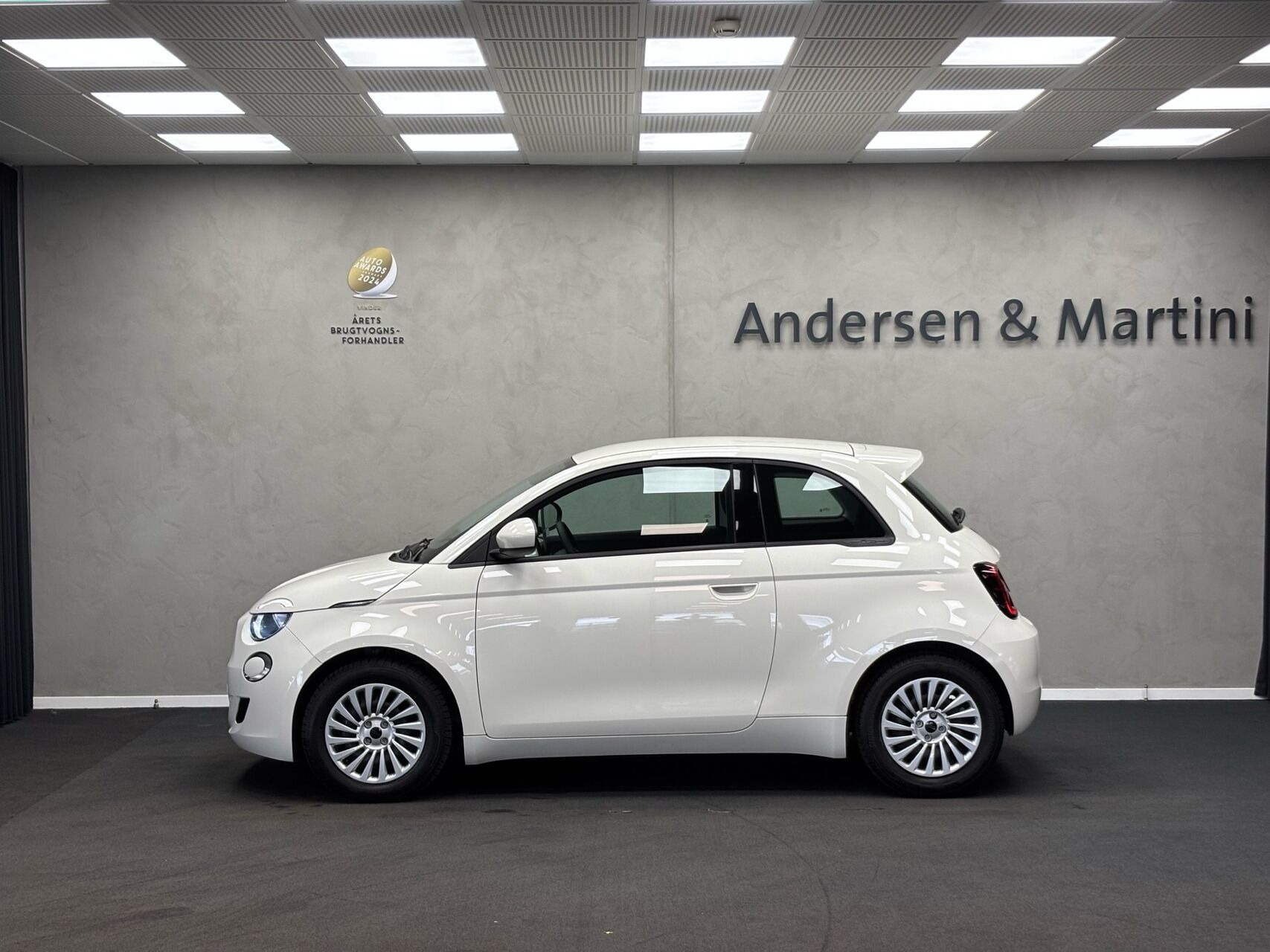 Hvid Fiat 500e fra 2023