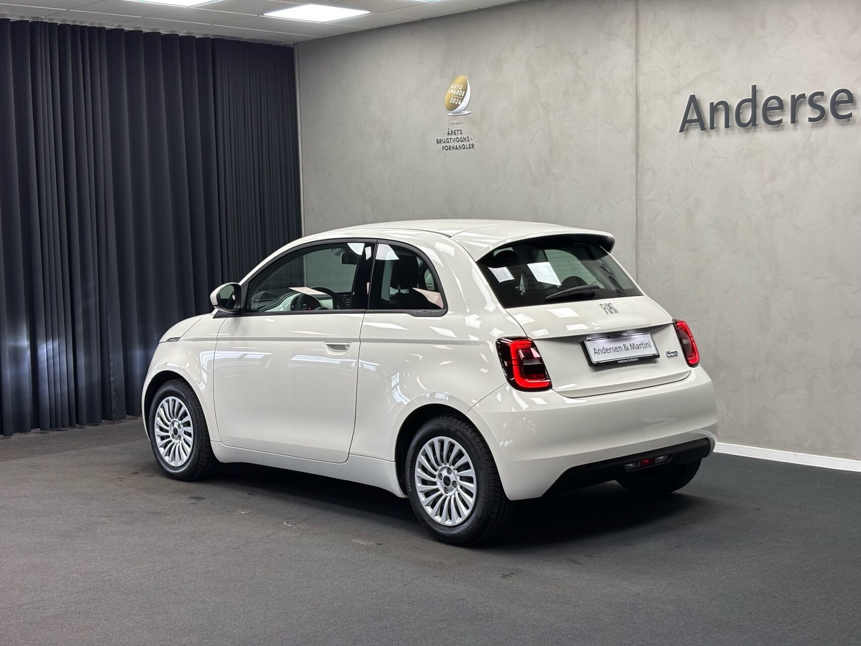 Hvid Fiat 500e fra 2023