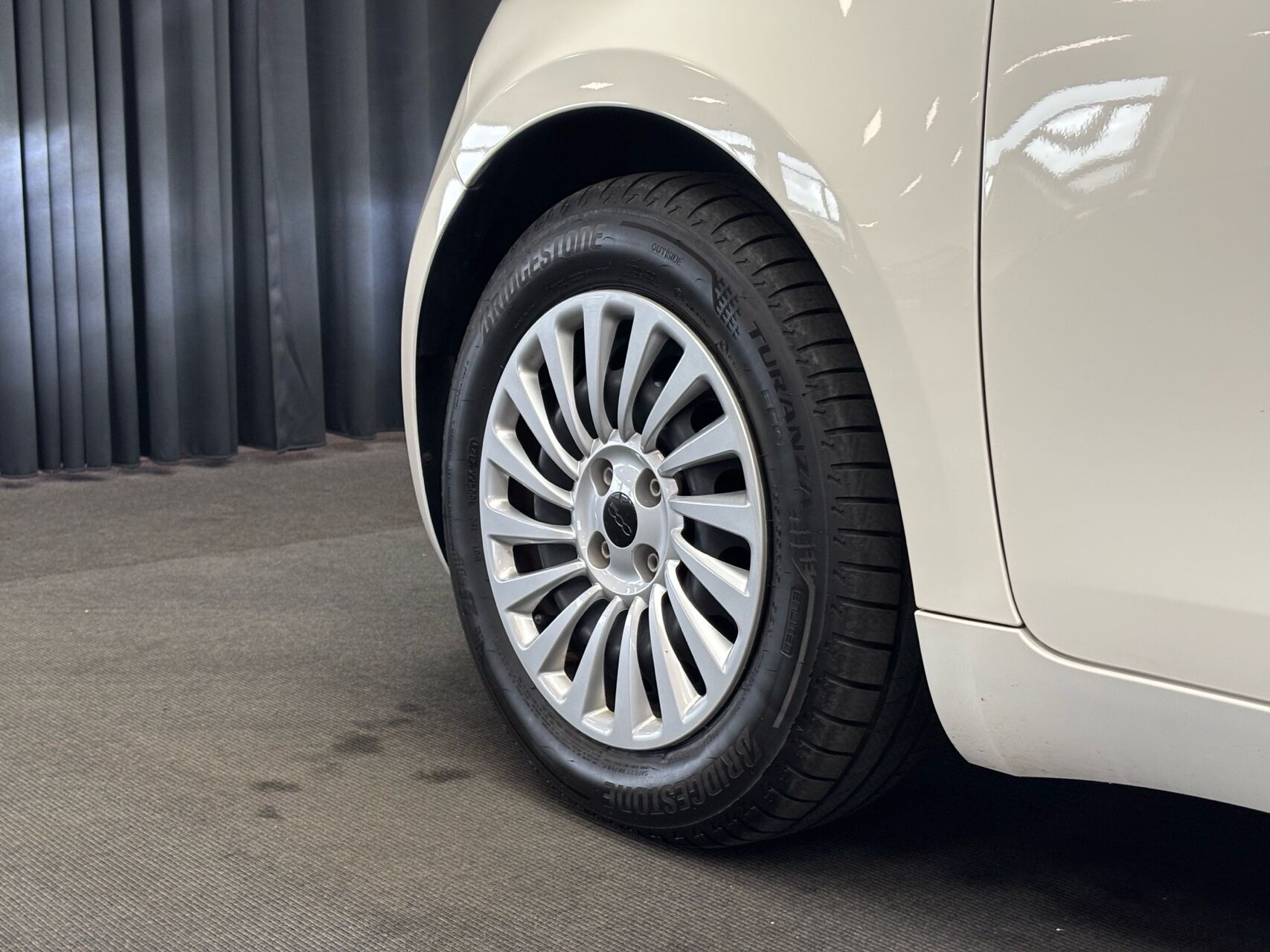 Hvid Fiat 500e fra 2023