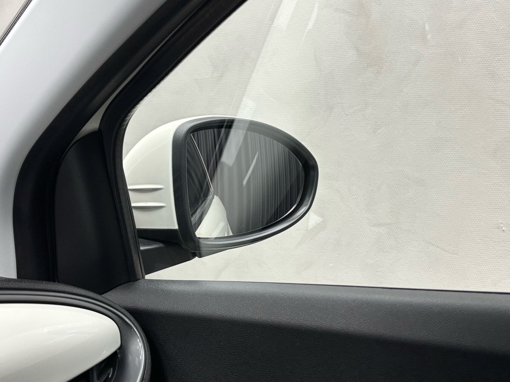 Hvid Fiat 500e fra 2023