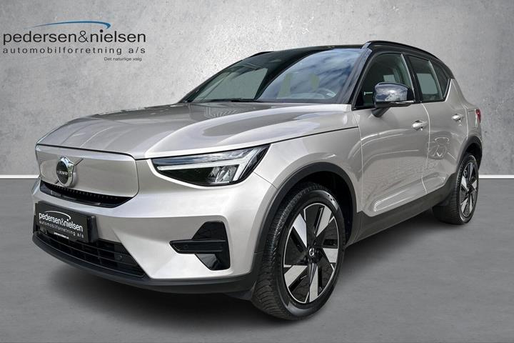 Sølv Volvo XC40 fra 2023 set udefra