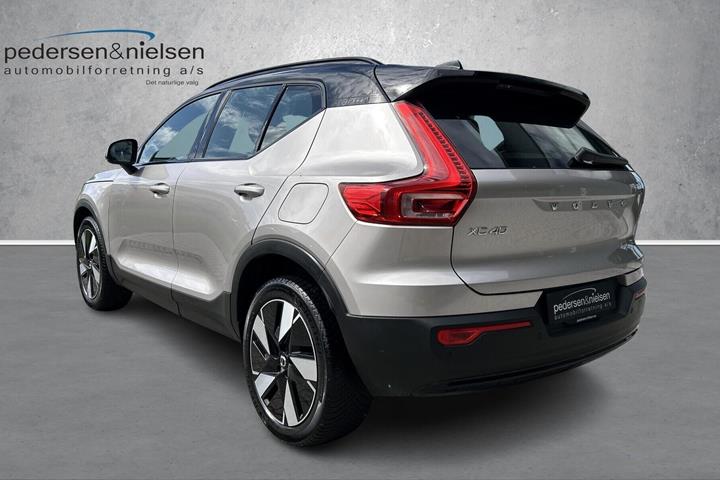 Sølv Volvo XC40 fra 2023