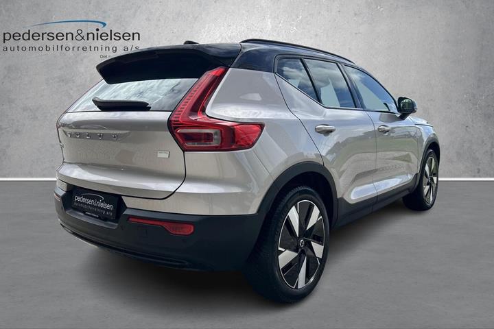 Sølv Volvo XC40 fra 2023