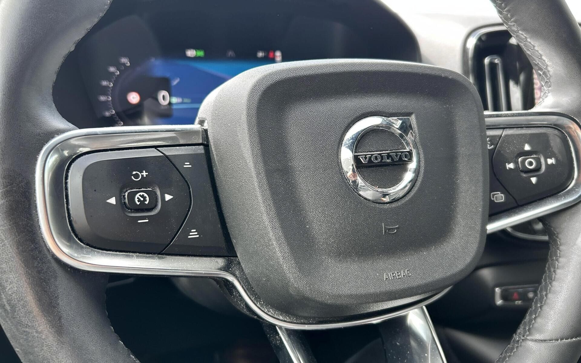 Sølv Volvo XC40 fra 2023