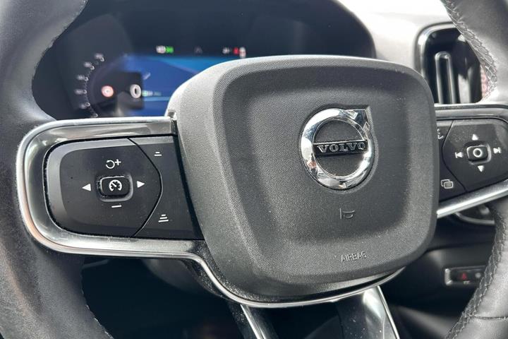Sølv Volvo XC40 fra 2023