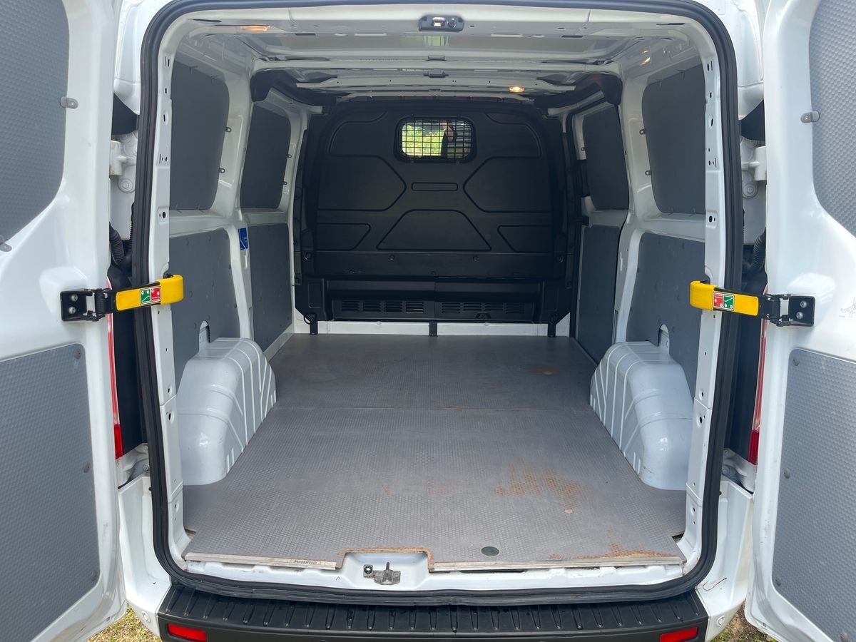 Hvid Ford Transit Custom fra 2023