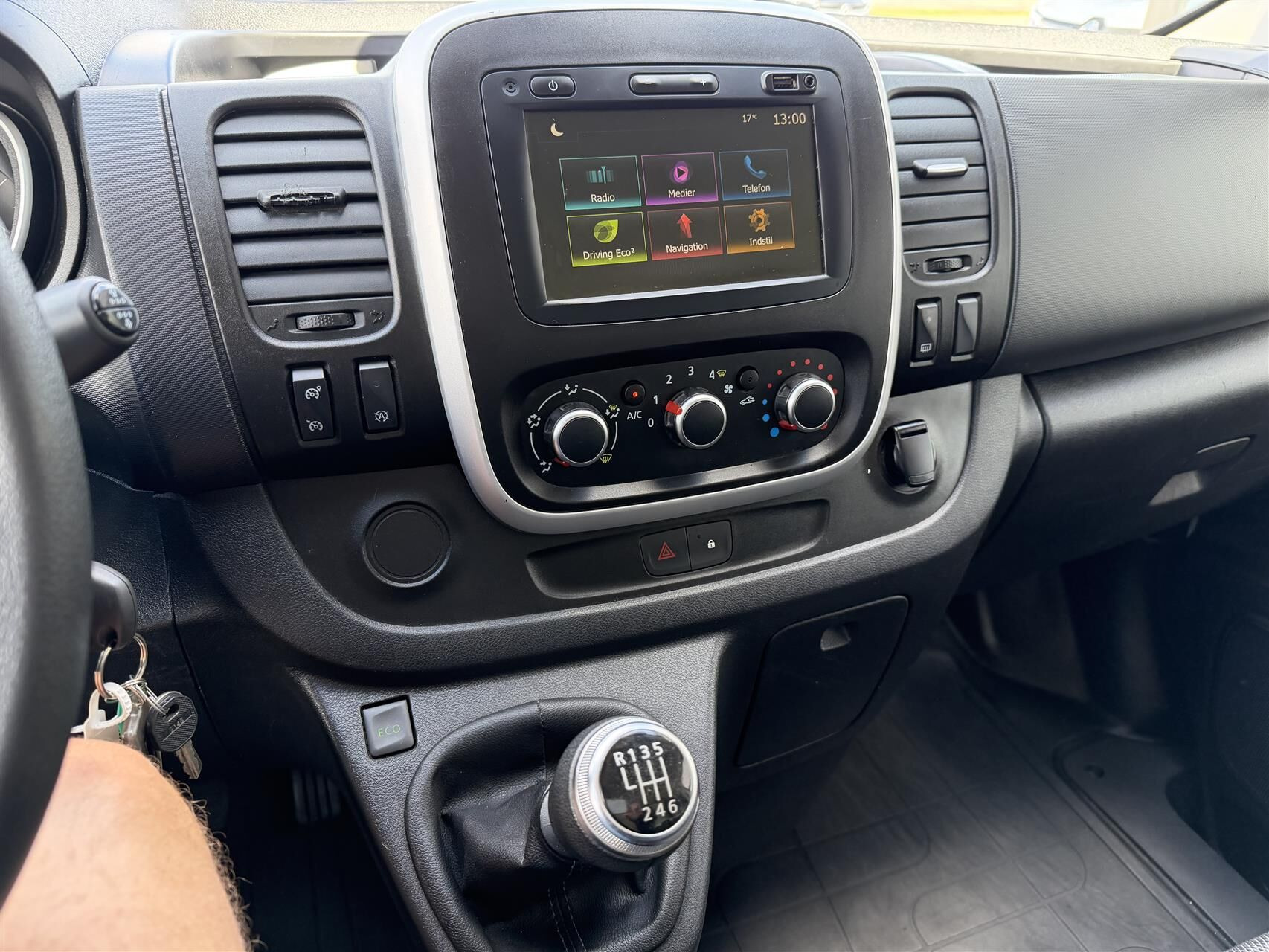 Hvid Renault Trafic fra 2021