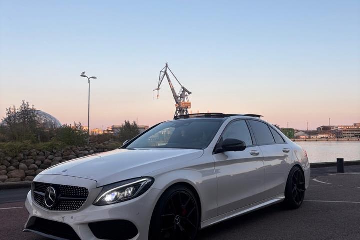 Rød Mercedes C400 fra 2015