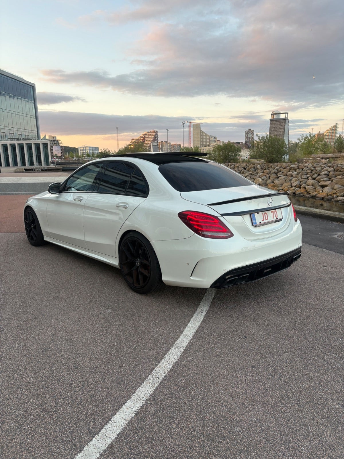 Rød Mercedes C400 fra 2015