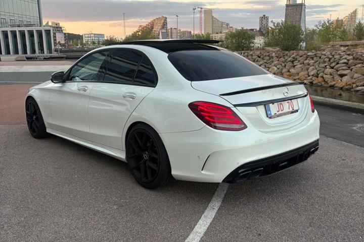 Rød Mercedes C400 fra 2015