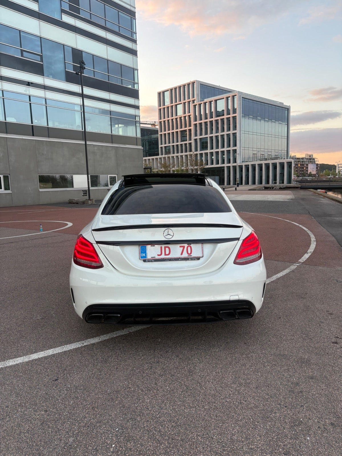 Rød Mercedes C400 fra 2015
