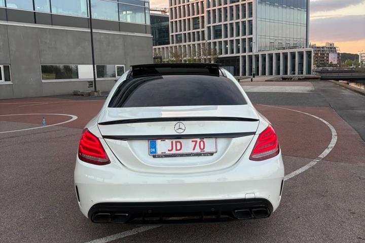 Rød Mercedes C400 fra 2015