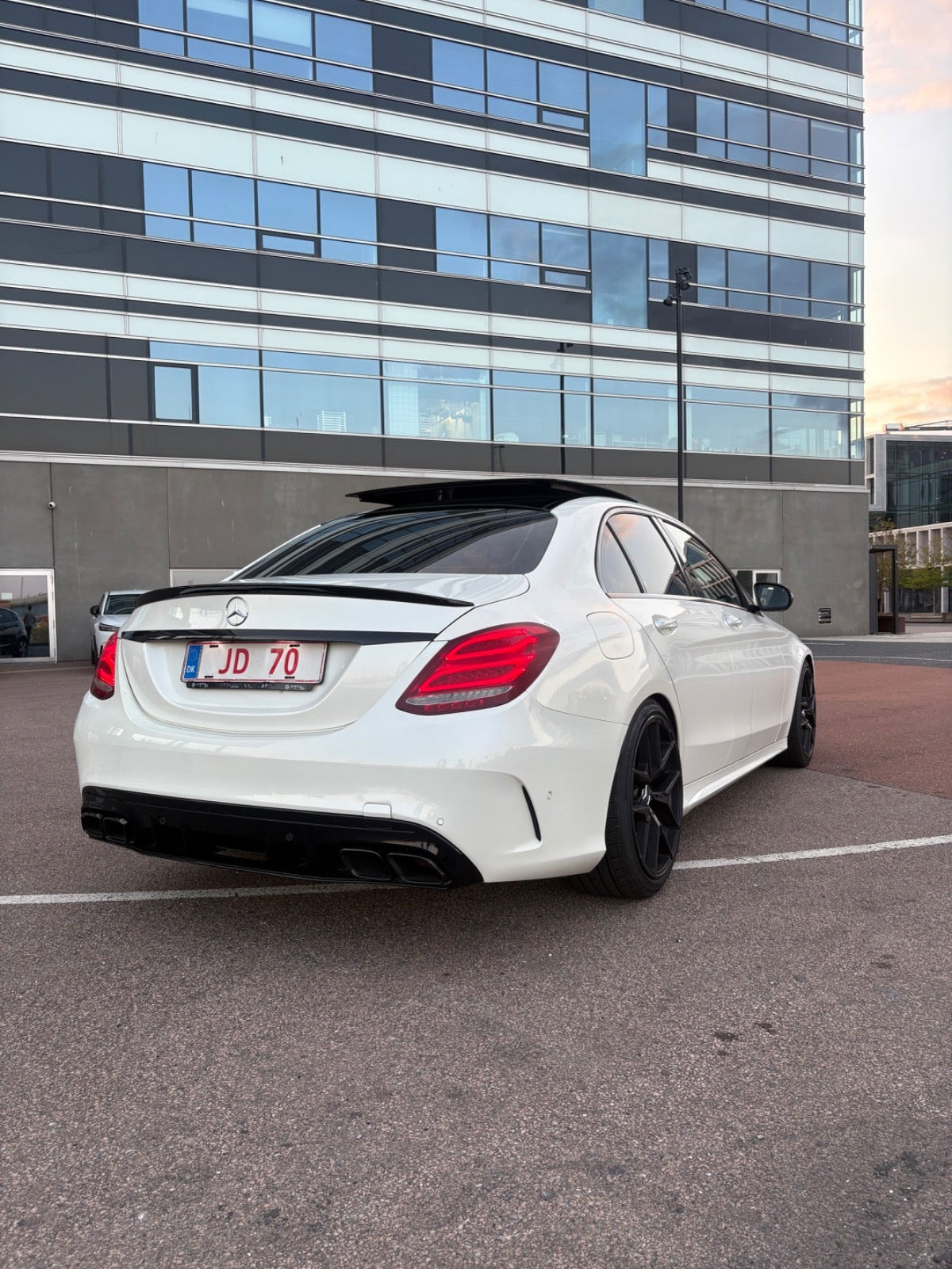 Rød Mercedes C400 fra 2015