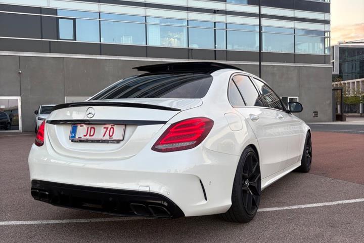Rød Mercedes C400 fra 2015