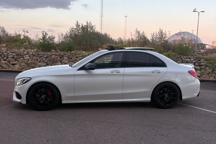 Rød Mercedes C400 fra 2015