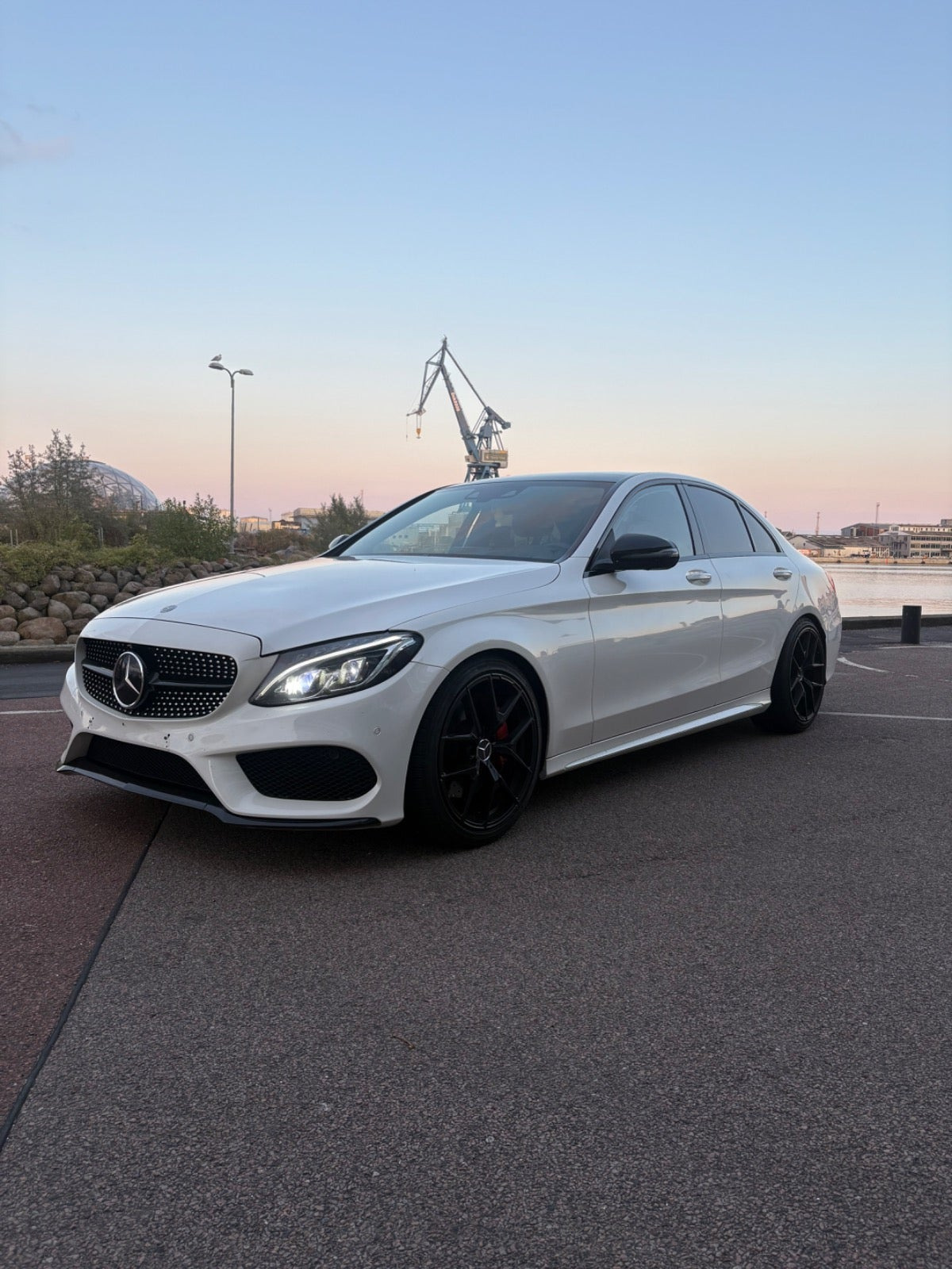 Rød Mercedes C400 fra 2015