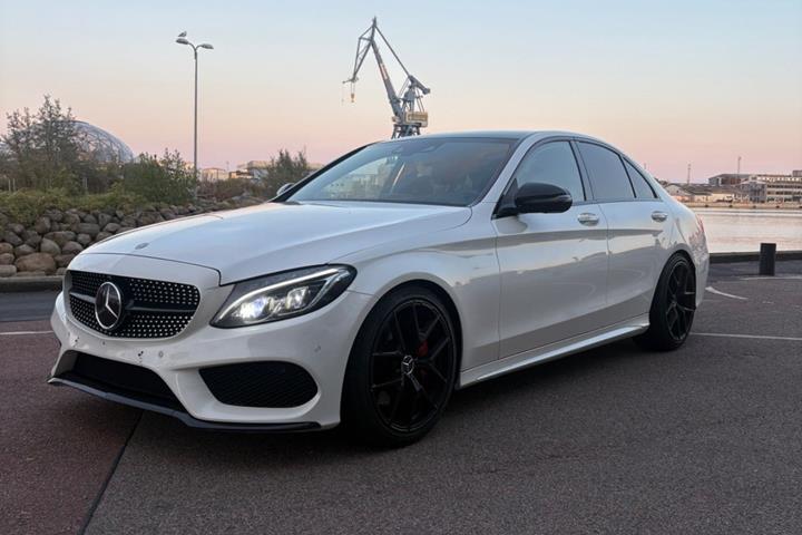 Rød Mercedes C400 fra 2015