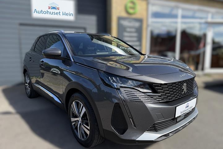 Grå Peugeot 3008 fra 2021 set udefra