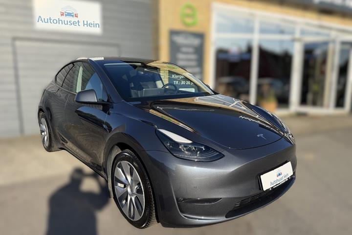 Grå Tesla Model Y fra 2021 set udefra