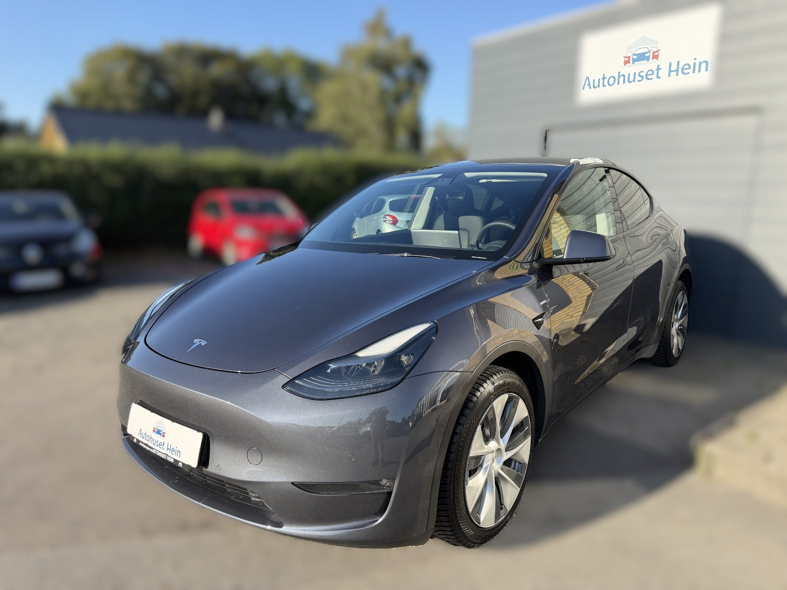 Grå Tesla Model Y fra 2021