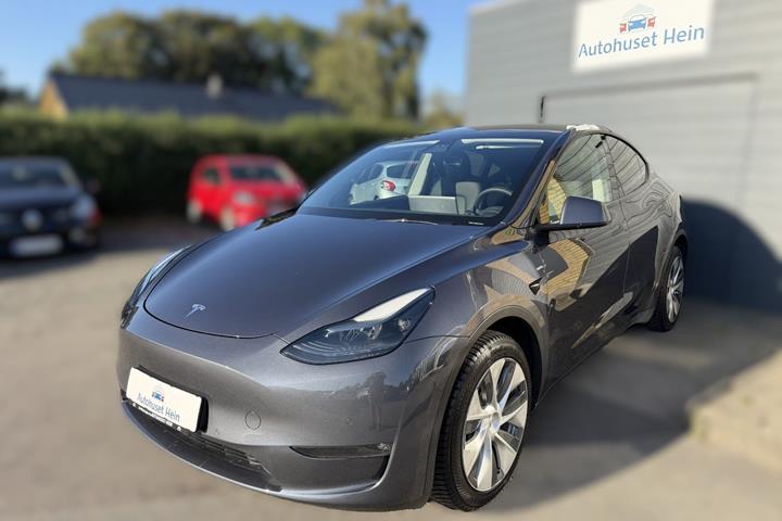 Grå Tesla Model Y fra 2021